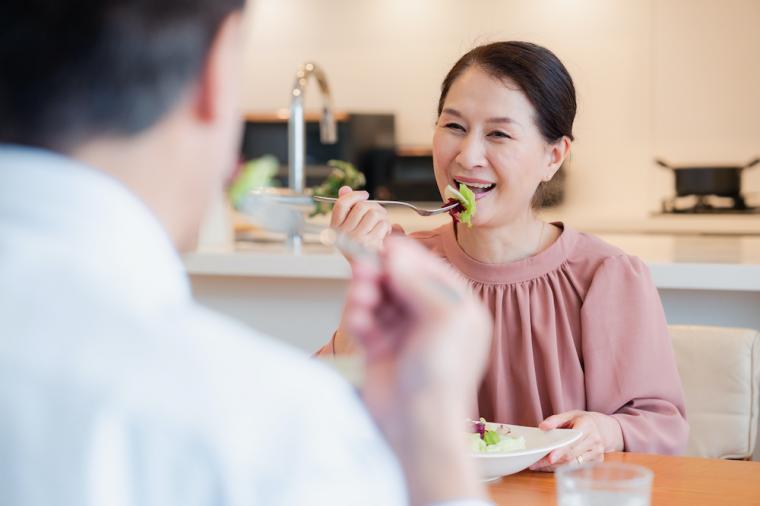 50代の奥歯インプラントは遅くない？メリット・デメリットから費用相場まで解説